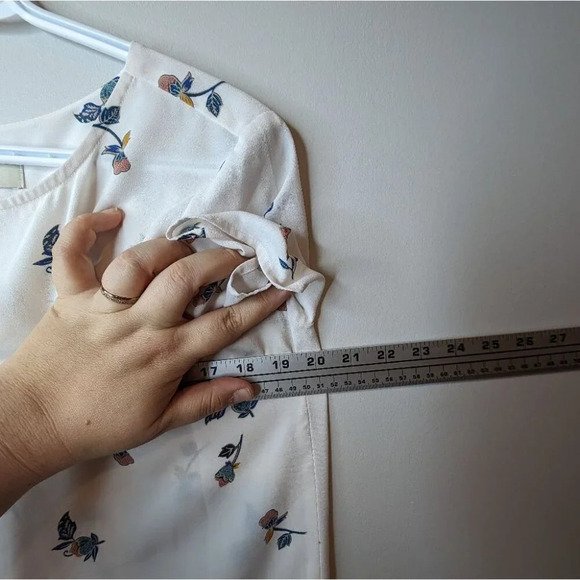 LOFT White With Floral Design Short Sleeve Swoop Neck Blouse Medium Women - Picture 8 of 8